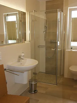 Badezimmer mit Dusche