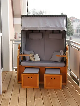 Balkon mit Sitzmöbeln und Strandkorb