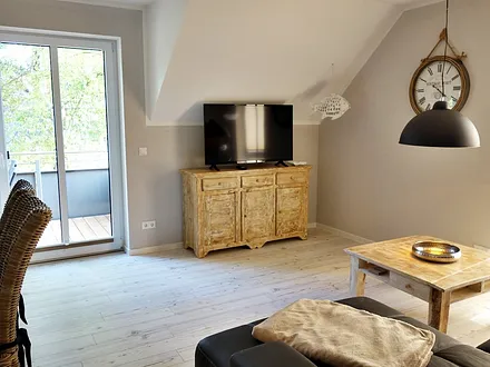 Wohnbereich mit Zugang zum Balkon