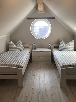 Schlafzimmer mit 2 Einzelbetten