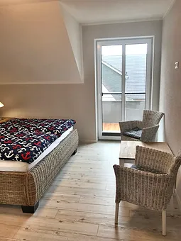 Schlafzimmer mit Zugang zum Balkon