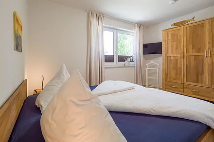 grosszügiger Kleiderschrank , Insektenschutz, Verdunkelungsplissee, TV