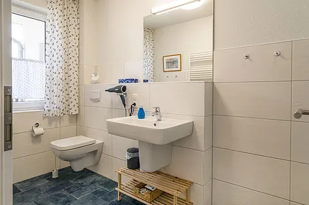 Duschbad mit Fenster, Fön, Insektenschutz, ebenerdiger Dusche