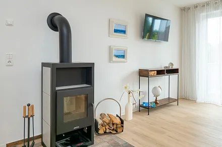 Der Kamin lädt zu Gemütlichkeit ein