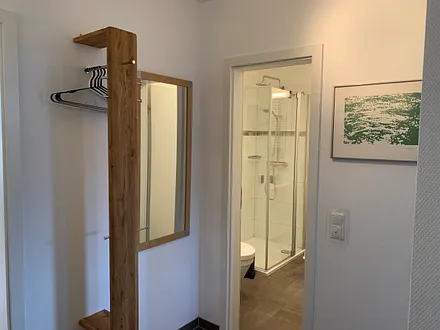 Flur mit Blick ins Badezimmer