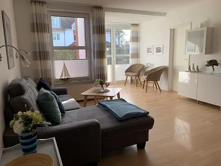 heller Wohnbereich mit Zugang zur Terrasse