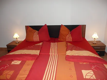 Schlafzimmer mit Doppelbett