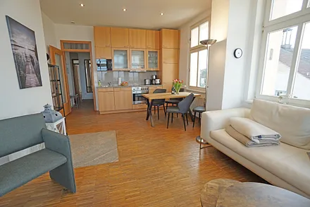 Wohnzimmer mit Esstisch