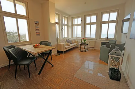 Wohnzimmer mit Esstisch