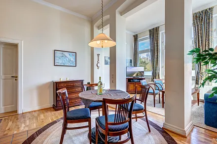 Wohnzimmer mit Flat-TV