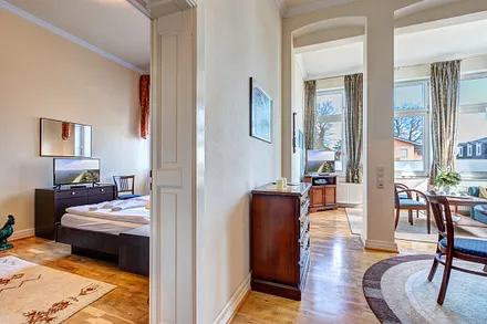 links Schlafzimmer/rechts Wohnzimmer