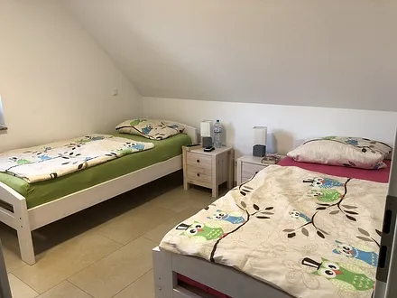 Schlafzimmer 3 mit 2 Einzelbetten und TV