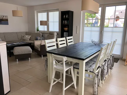 Essbereich mit Bilick in den Wohnbereich