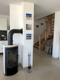 Kamin im Wohnbereich mit Blick in den Flur