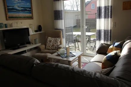 Wohnzimmer mit Blick auf die Terrasse