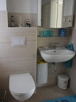 Separates Bad mit Dusche