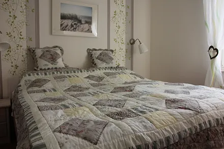 Schlafzimmer mit großem Doppelbett