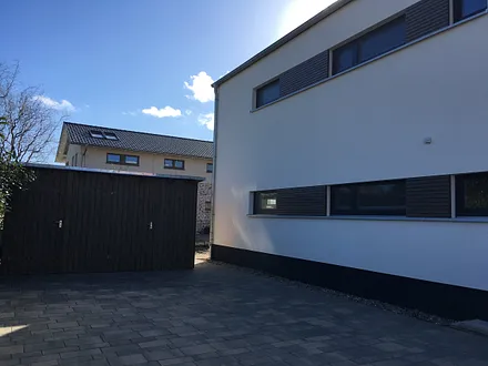 Parkplatz und Schuppen für Fahrräder