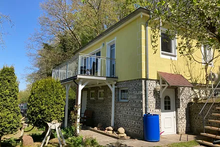 Herzlich willkommen im "Sommergold": oben die Wohnetage mit Balkon - unten der Fahrradraum.