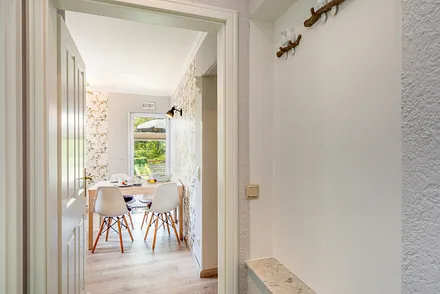 Blick vom Flur in die Küche.