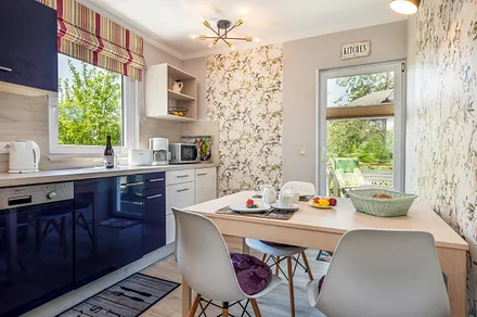 ... Eßplatz und Austritt zum Balkon.