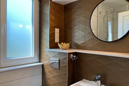 Das kleine, hübsche Bad bietet ...