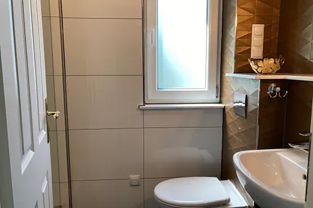 ... Waschbecken, WC, Fenster und Fön ...