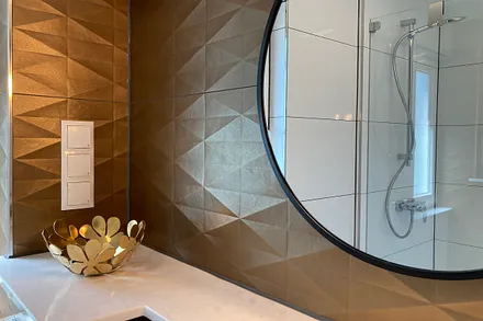 ... und eine große Echtglasdusche (90x120cm).