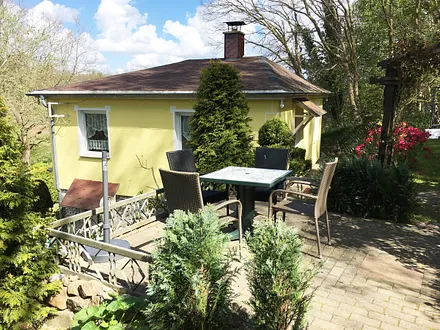 Die Gartenterrasse mit Sonne von nachmitttags bis zum Sonnenuntergang.