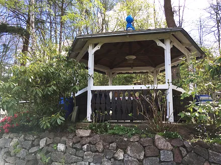 Der Gartenpavillion kann gern genutzt werden. Ein Grill ist vorhanden.