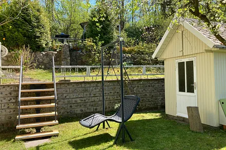 Sehr beliebt bei den Gästen ist die Schwebeliege im Garten.