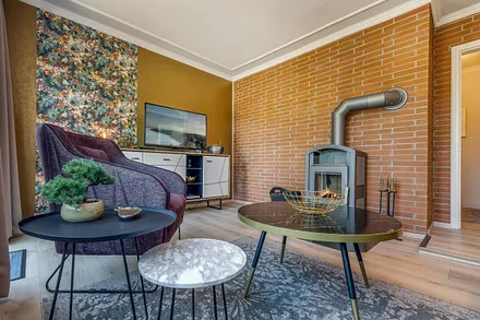 Das Ferienhaus kann bei Bedarf mit dem Kaminofen (Holz ist vorhanden) oder elektrisch beheizt werden.