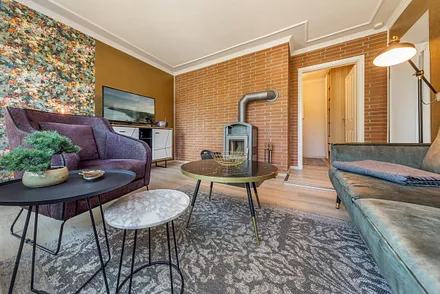 Flat-TV, BlueRay/DVD-Player und CD-Radio sind vorhanden. Im Hintergrund die Tür zum Schlafzimmer.