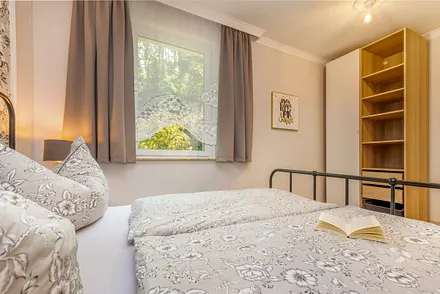 ... Verdunkelungsgardinen und Kleiderschrank.