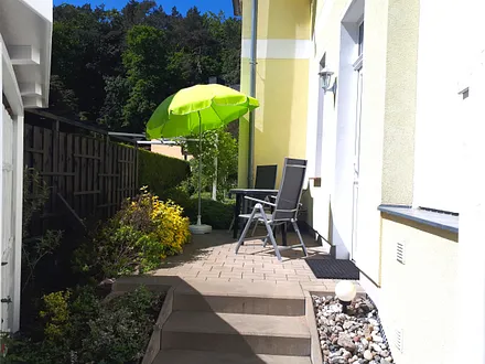 Eingangsbereich mit Terrasse und Unterstellmöglichkeit für Fahrräder
