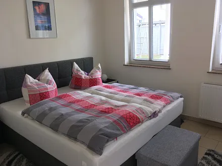 Schlafzimmer mit Boxspringbett