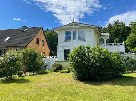 Villa Angelika mit Küstenwald im Hintergrund