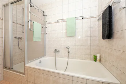 Bad mit Dusche & Badewanne