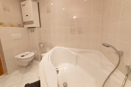 Eck-Badewanne im Bad mit Duschsitz