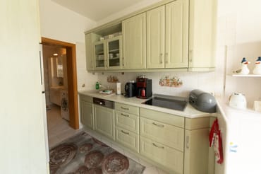 Küchenzeile mit Cerankochfeld, Geschirrspüler, Kaffeemaschine, Wasserkocher uvm.