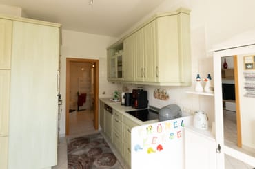 Backofen, Mikrowelle, Kühl- Gefrierkombination in der Küche