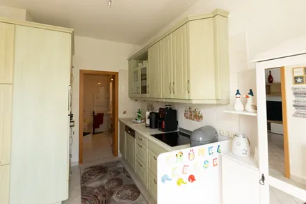 Backofen, Mikrowelle, Kühl- Gefrierkombination in der Küche