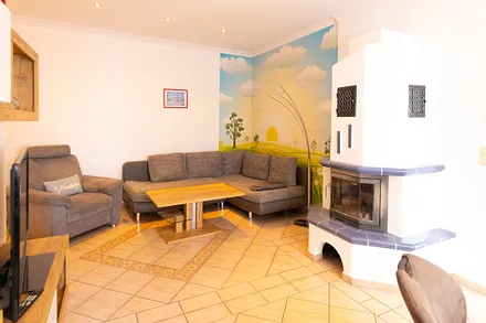 Wohnlandschaft im Wohnzimmer mit Kamin