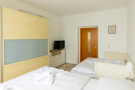 Wandbett ausgezogen 160 cm x 200 cm Schlafplatz für 2 Personen