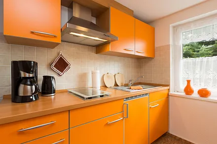 Die separate Küche hat Kühlschrank, 2-Platten-Cerankochfeld, Kaffeemaschine, Wasserkocher und Toaster.