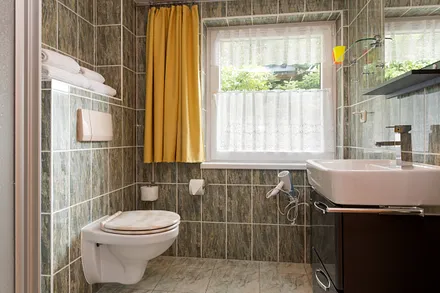 Das Bad ist ausgestattet mit Dusche und WC.