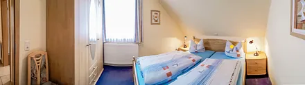 Schlafzimmer mit Doppelbett