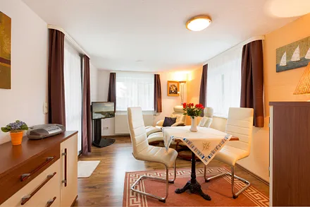 Herzlich willkommen im Urlaub! Ein Wohnzimmer mit Flat-TV und bequemen Relaxsesseln erwartet Sie.