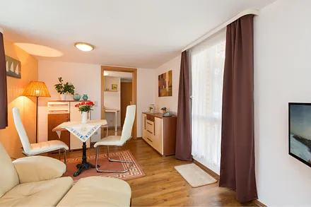 Der Eßbereich befindet sich im Wohnzimmer. WLAN ist kostenfrei vorhanden.