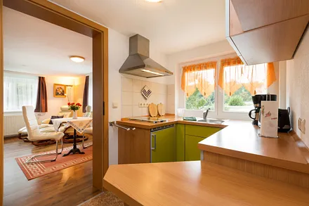 Blick von der Küche ins Wohnzimmer.